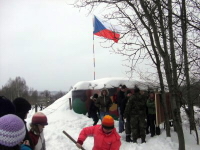 V zajetí sněhu na Kočičáku. Na Řopíku vlaje česká vlajka, ve tvářích návštěvníků se zračí spokojenost.