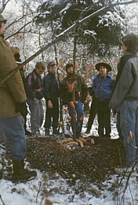 Nadílka zvířatům počátkem devadesátých let. Vpravo Akula, vlevo Kato (z obou kousek), naproti v klobouku Malvin.